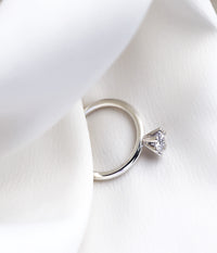 Silverring med 0,5 ct diamant infattad i krona. 