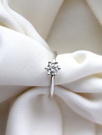 Silverring med 0,5 ct gnistrande diamant som är briljantslipad, infattad i krona. 
