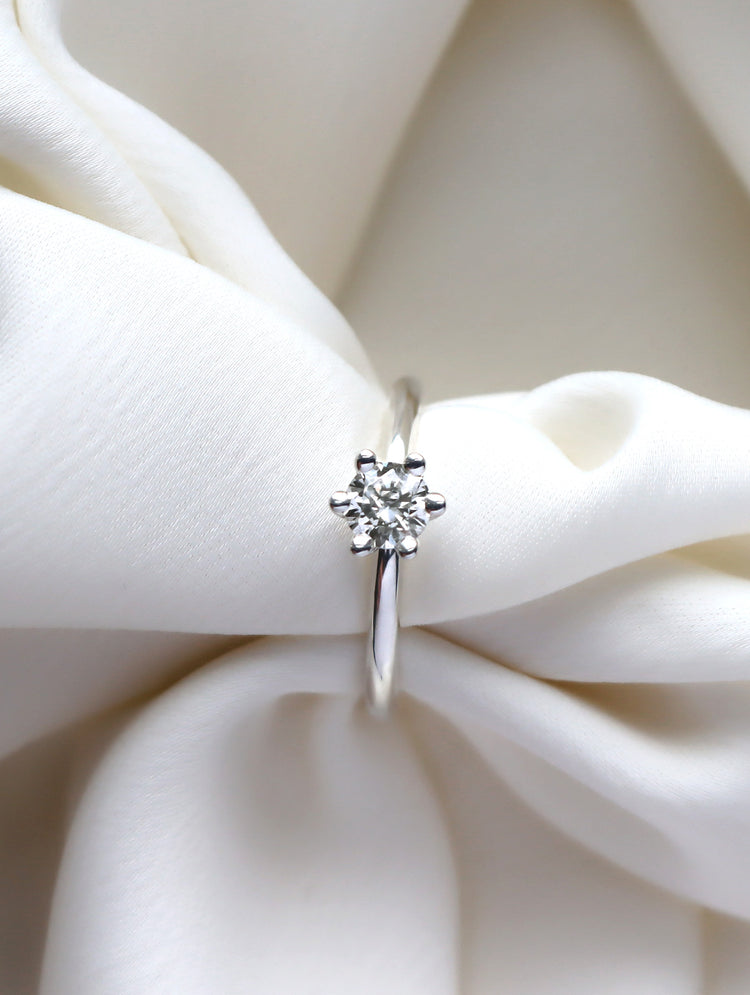 Silverring med 0,5 ct gnistrande diamant som är briljantslipad, infattad i krona. 