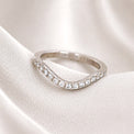 Silverring med diamanter på rad. 