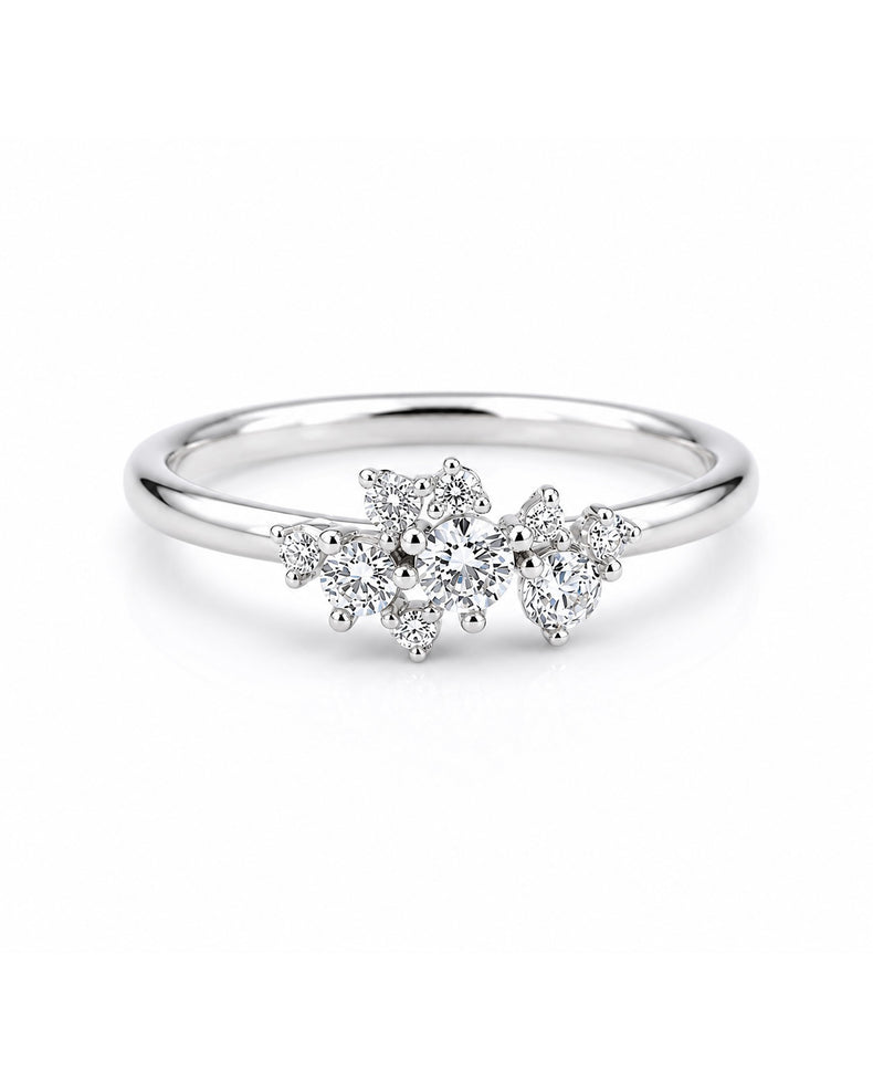 Diamantring med nio diamanter. Förlovningsring i silver till dam. 