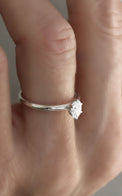 Vigselring eller förlovningsring i silver med oval diamant 0,5 ct. 