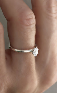 Vigselring eller förlovningsring i silver med oval diamant 0,5 ct. 