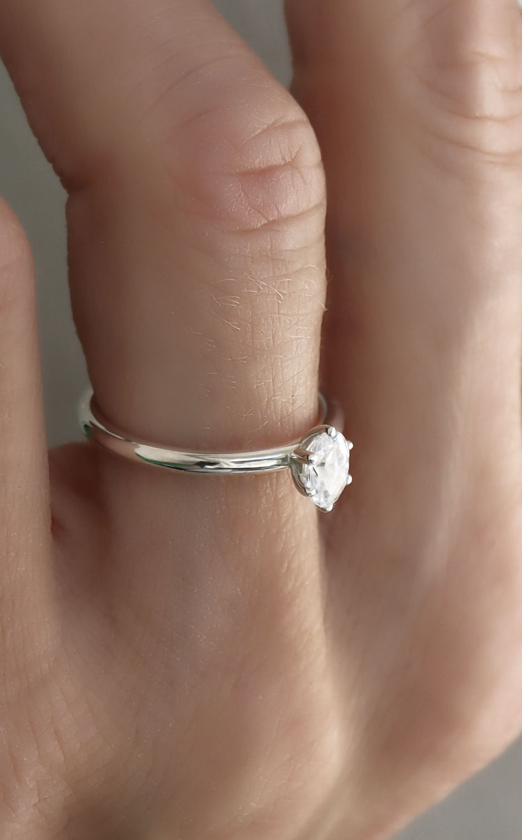 Vigselring eller förlovningsring i silver med oval diamant 0,5 ct. 