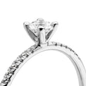 Solitärring med sidostenar. Diamantring i silver. Förlovningsring