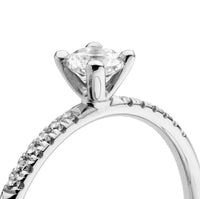 Solitärring med sidostenar. Diamantring i silver. Förlovningsring