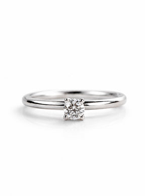 Förlovningsring i silver med diamant till dam. Solitärring med fyra klor och rund, diamant 0,25 ct. 