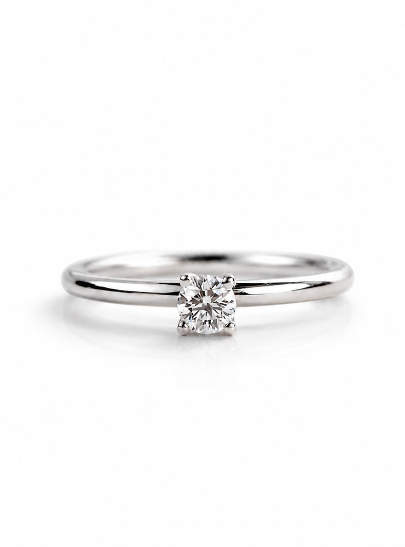 Förlovningsring i silver med diamant till dam. Solitärring med fyra klor och rund, diamant 0,25 ct. 