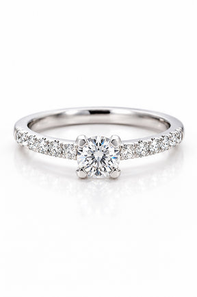 Förlovningsring i silver med diamanter. 