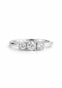 Trestensring med tre diamanter på rad. Silverring med diamanter till vigsel eller förlovning. 