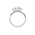 Ring i vitguld med tre stora diamanter i 4-klo fattningar sett från sidan.