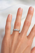 Set med vigselring och förlovningsring. Alliansring och ring med tre diamanter. Silverringar med diamanter