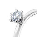 Briljantslipad diamant infattad i krona. 