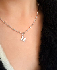 Halsband med kedja och bokstavsberlock i äkta silver. 