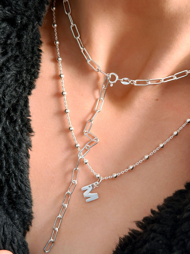 Tjej som bär ett kort choker halsband med silverkedja - modell Paperclip.  