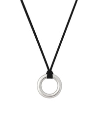 Halsband med silverring i läderband. 