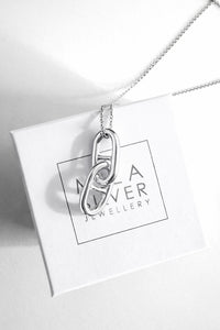 halsband med länkar placerade på en ask från Mila silver