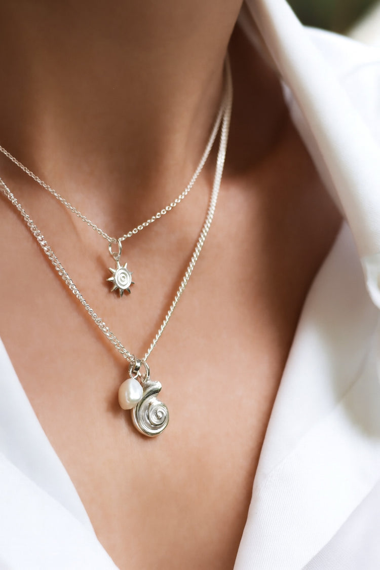 Silverhalsband med snäcka och pärla i kedja. 