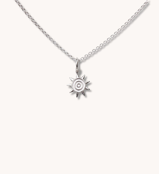 Silverhalsband med liten sol i kejda. 