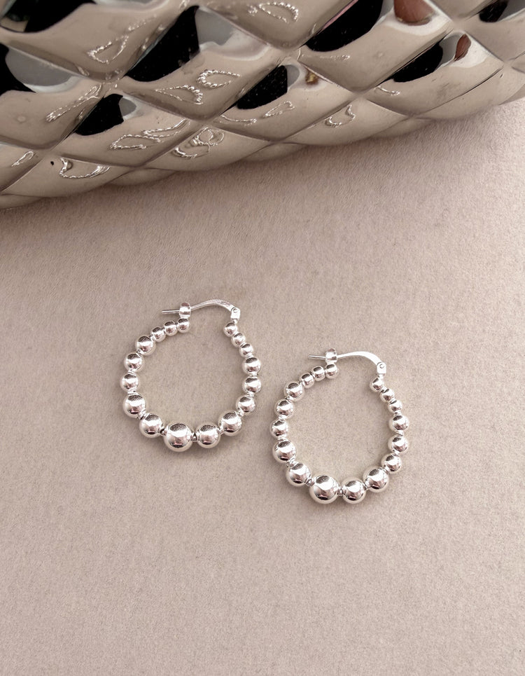 Örhängen med silverringar som är utsmyckade med kulor i 925 sterling silver