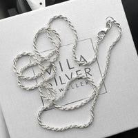 Silverkedja till herr, modell Rope chain, placerad på en vit smyckesask från Mila Silver. 