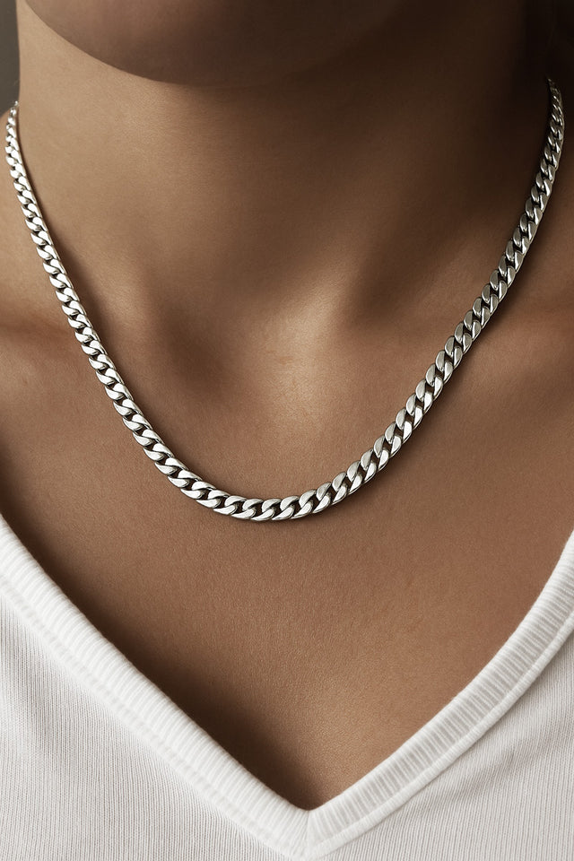 Halsband med 5 mm bred pansarkedja, 45 cm lång - bärs av kvinna med vit tröja. 
