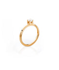 Diamantring i 18k. guld med raka kanter. 0,25 ct diamant infattad i boxfattning. Förlovningsring från Mila Silver. 