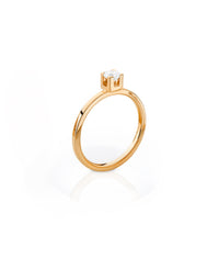 Diamantring i 18k. guld med raka kanter. 0,25 ct diamant infattad i boxfattning. Förlovningsring från Mila Silver. 