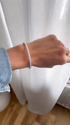 Tvinnat cuff armband i silver till dam. 