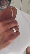 Man som bär halsband med två silverkedjor. Box kedja + Rope chain in äkta silver. 