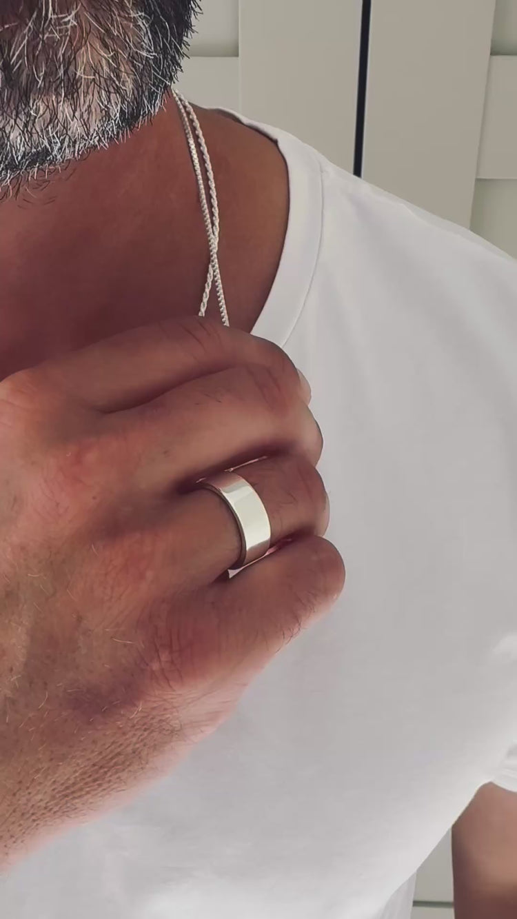 Man som bär halsband med två silverkedjor. Box kedja + Rope chain in äkta silver. 