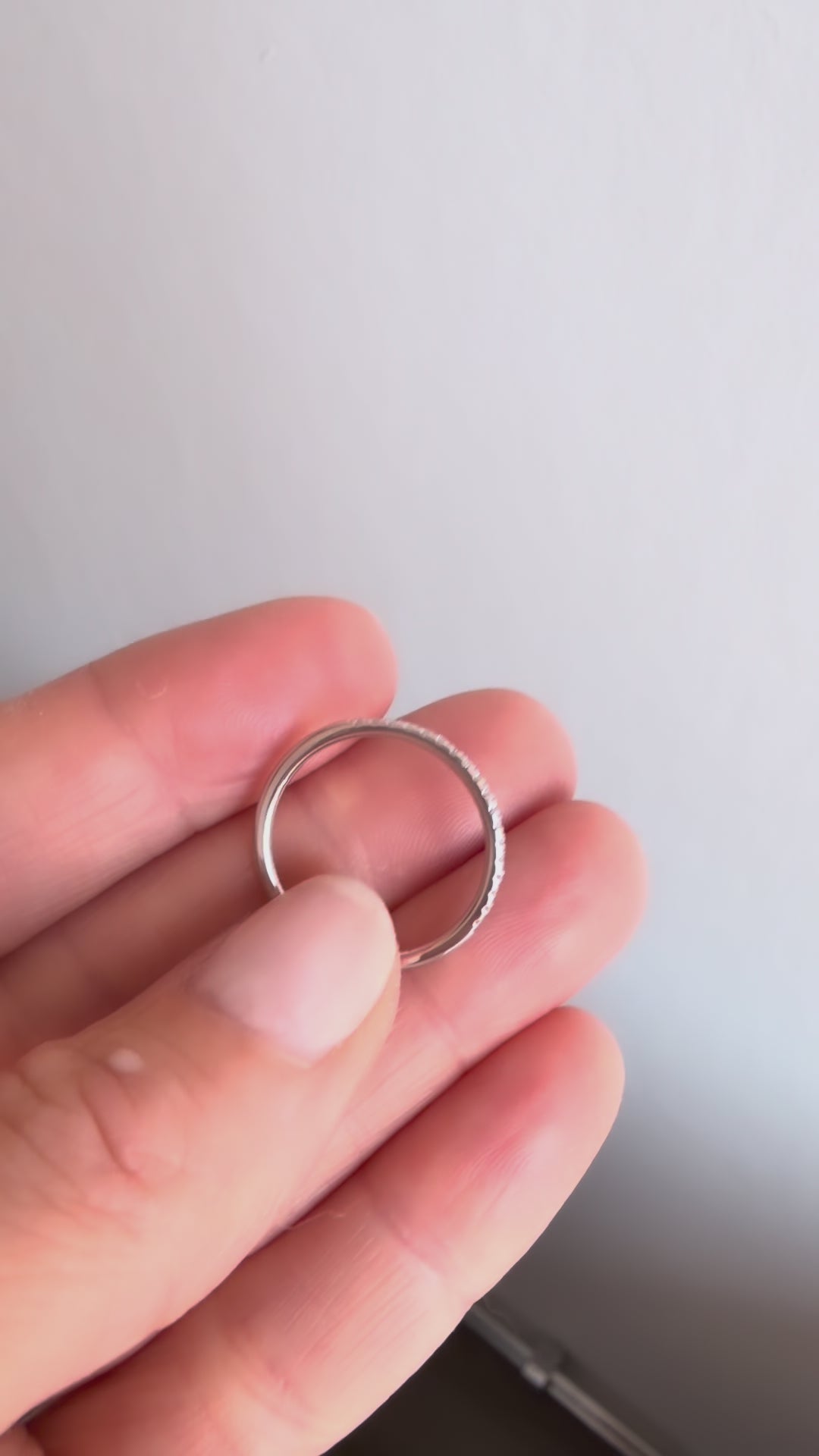 Video som visar en alliansring i 18k. vitguld med diamanter. Halv-alliansring / vigselring. 