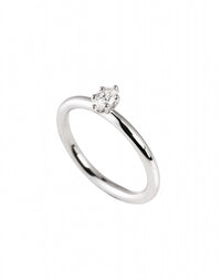 Diamantring med oval diamant 0,25 ct. 