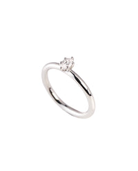Diamantring med oval diamant. 