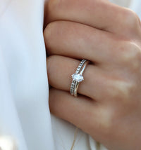 Oval diamantring 0,5 ct med alliansring. 