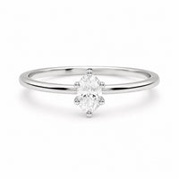 Diamantring med oval diamant i 18k. vitguld. 