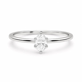 Diamantring med oval diamant i 18k. vitguld. 