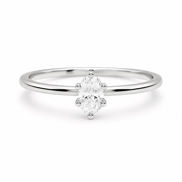 Diamantring med oval diamant i 18k. vitguld. 