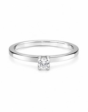 Förlovningsring i silver med 0,10 ct. diamant. Ring med raka kanter och boxformad fattning. 