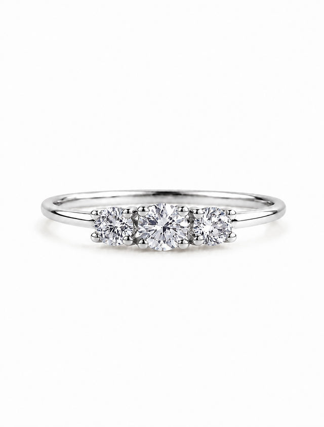 Vitguldsring med tre diamanter. Förlovningsring. 