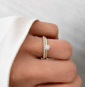 Ring set med allianring och solitärring till vigsel och förlovning. Guldringar i 18k. guld med diamanter