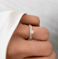Ring set med allianring och solitärring till vigsel och förlovning. Guldringar i 18k. guld med diamanter
