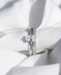 Set med vigselring och förlovningsring i silver med diamanter. 