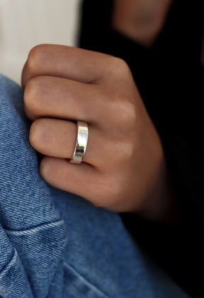 Bred, slät förlovningsring i silver till dam. 