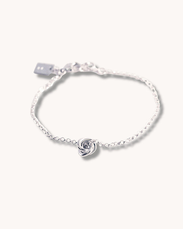 Armband med liten silverknut i kedja 