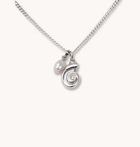 Silverhalsband med snäcka och vit pärla. 