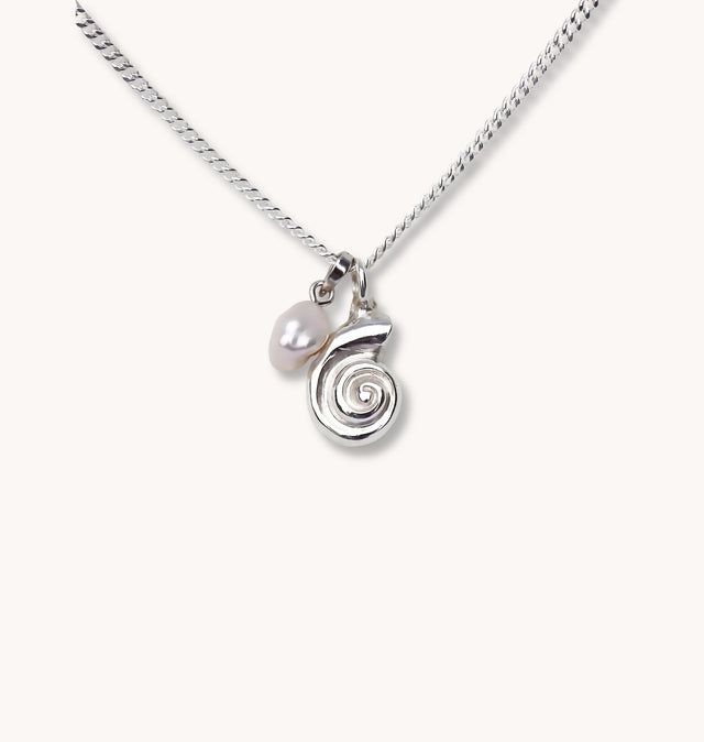 Silverhalsband med snäcka och vit pärla. 