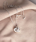 Halsband med en stor silverknut i kedja