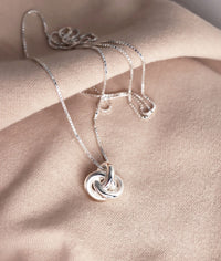 Halsband med en stor silverknut i kedja