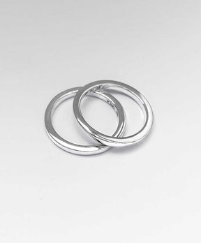 två silverringar med raka kanter